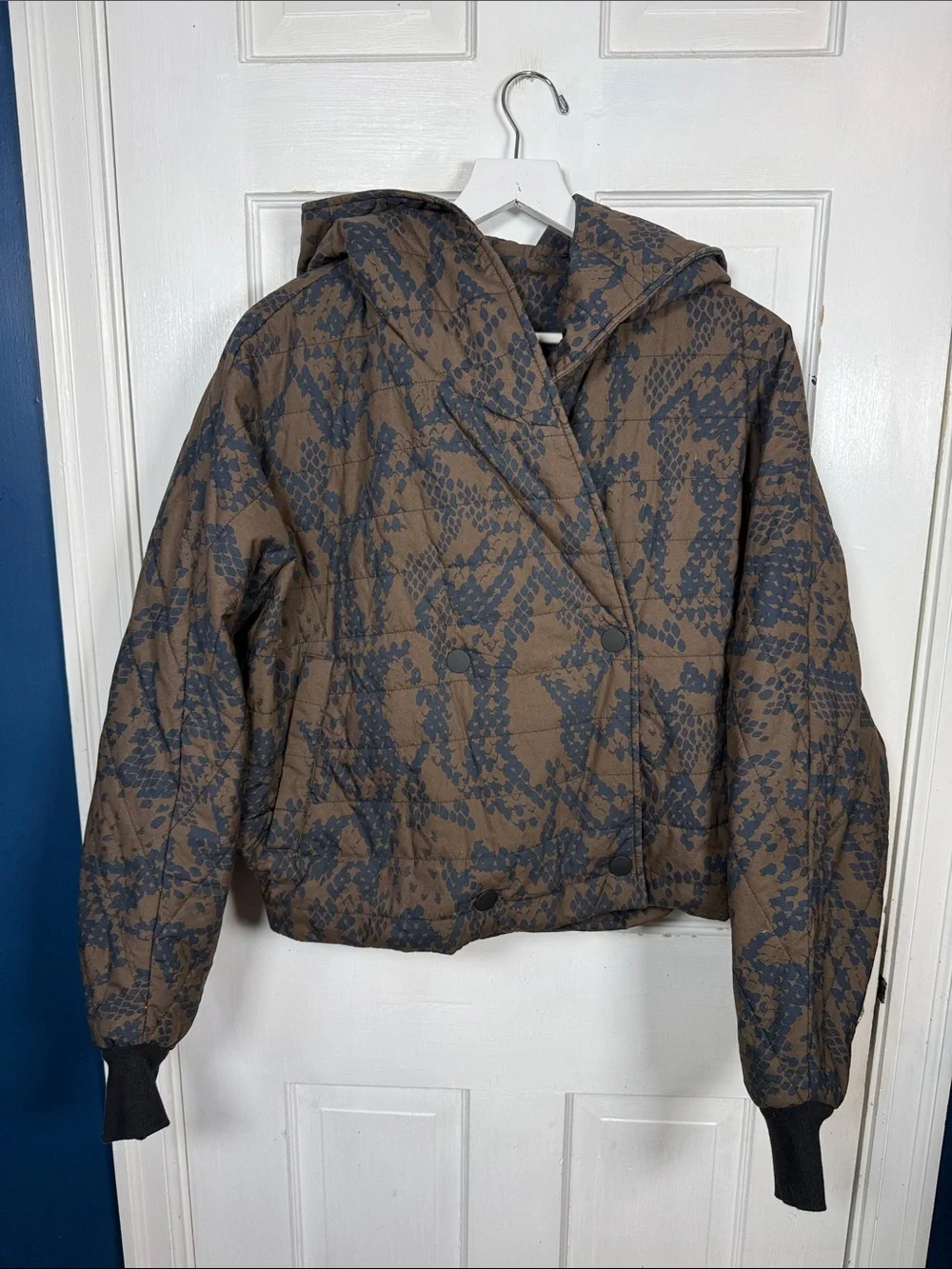 CABI wrap up puffer jacket snakeskin W2406 Sz Small/Medium - Picture 4 of 10